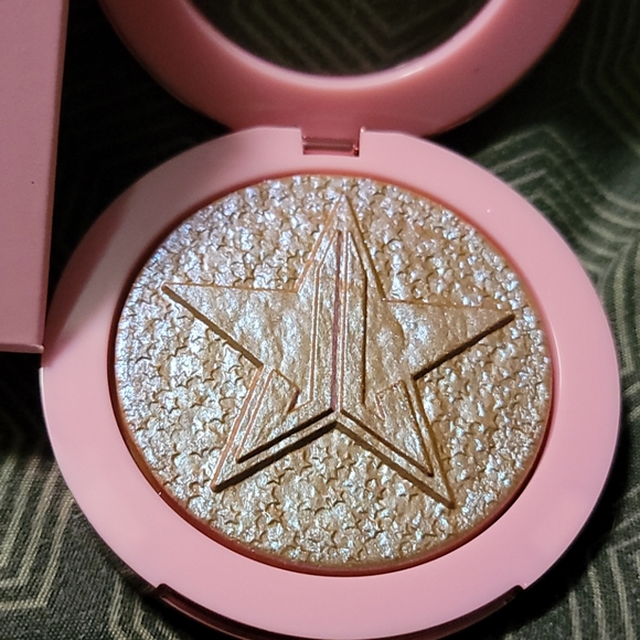 Jeffree Star Supreme Frost shade: Hypothermia - Picture 2 of 5